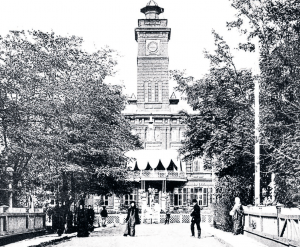 Главный корпус Николаевской больницы, вид на часовню